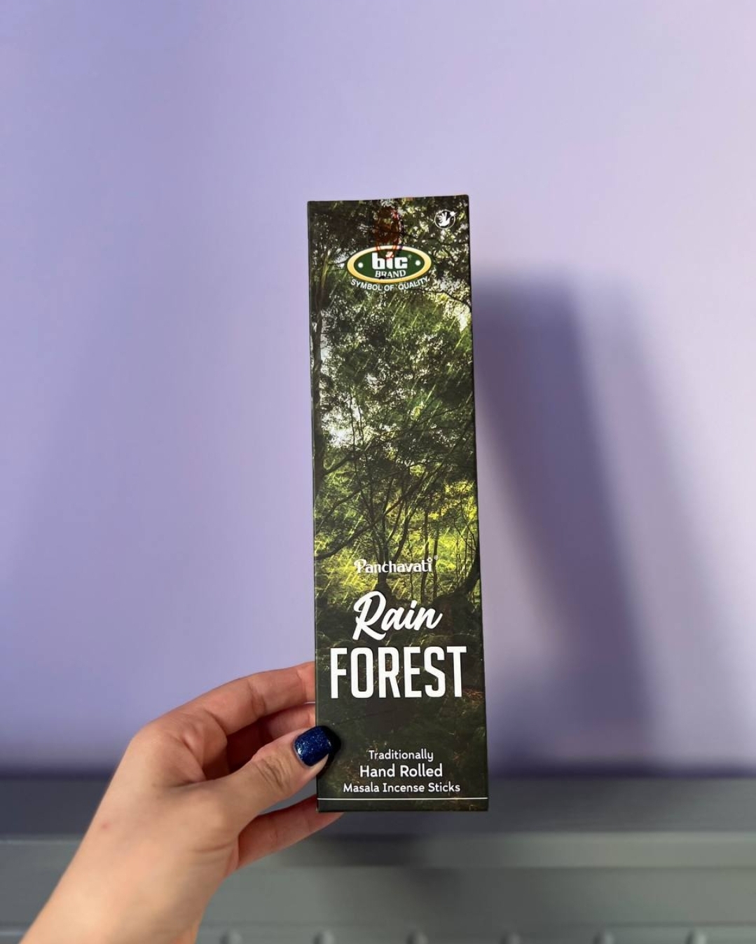 تصویر عود رین فورست با رایحه خنک و سبز، مناسب برای آرامش، پاکسازی فضا و فنگ‌شویی