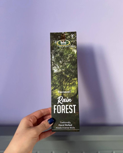 تصویر عود رین فورست با رایحه خنک و سبز، مناسب برای آرامش، پاکسازی فضا و فنگشویی