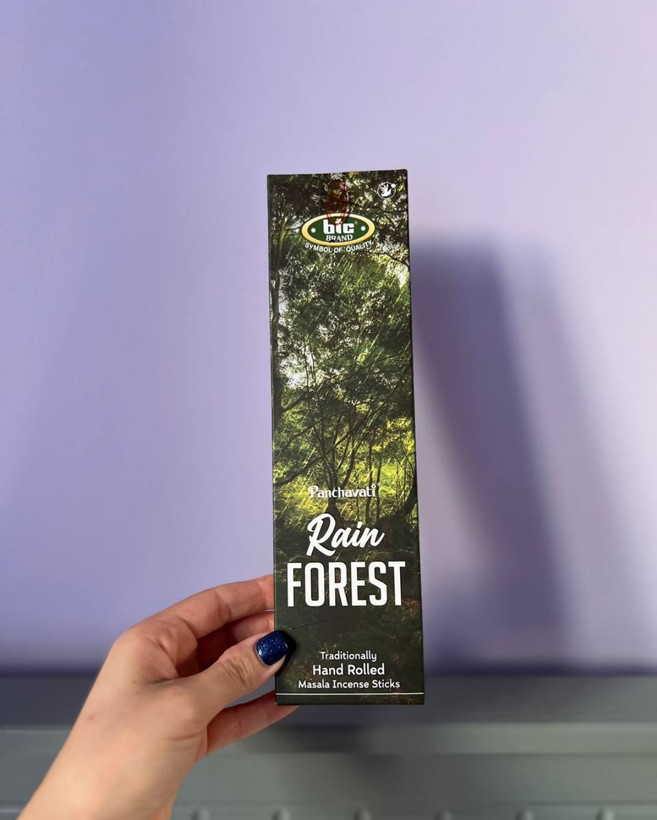 تصویر عود رین فورست با رایحه خنک و سبز، مناسب برای آرامش، پاکسازی فضا و فنگشویی