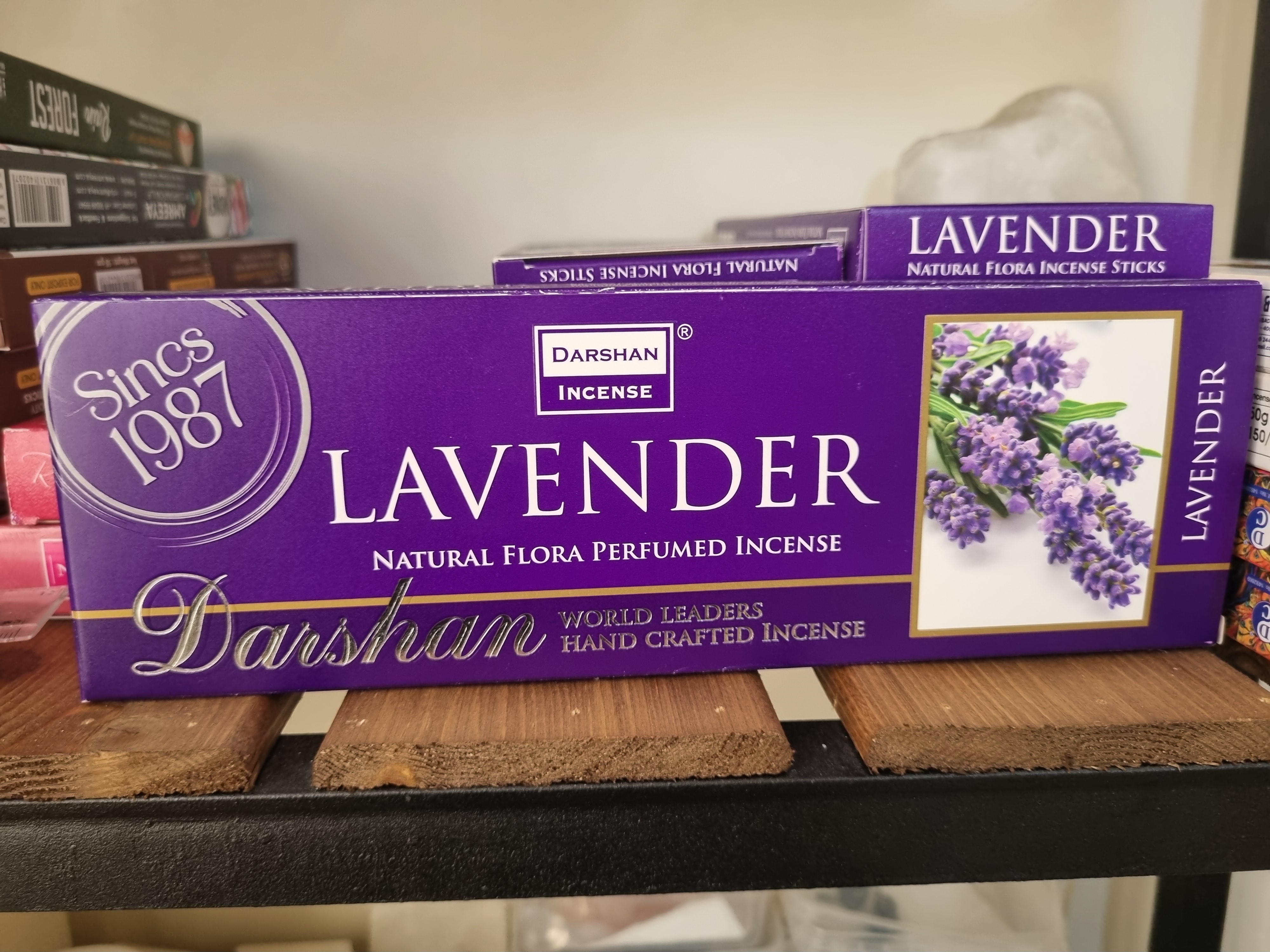 تصویر عود لوندر با رایحه طبیعی اسطوخودوس، مناسب برای کاهش استرس و بهبود خواب