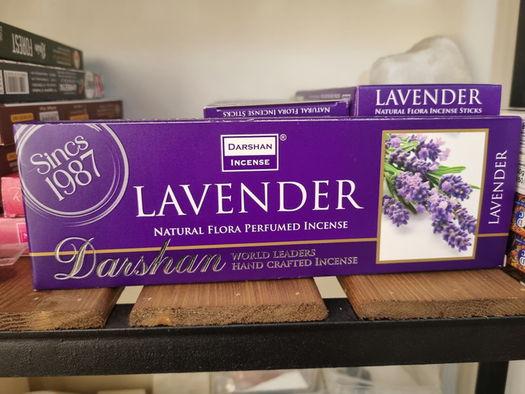 تصویر عود لوندر با رایحه طبیعی اسطوخودوس، مناسب برای کاهش استرس و بهبود خواب