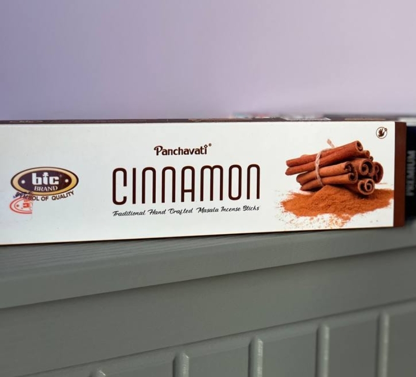 تصویر عود دارچین با بسته‌بندی گرم و سنتی، مناسب برای افزایش انرژی و نشاط در فضا