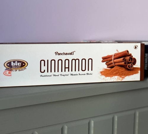 تصویر عود دارچین با بستهبندی گرم و سنتی، مناسب برای افزایش انرژی و نشاط در فضا