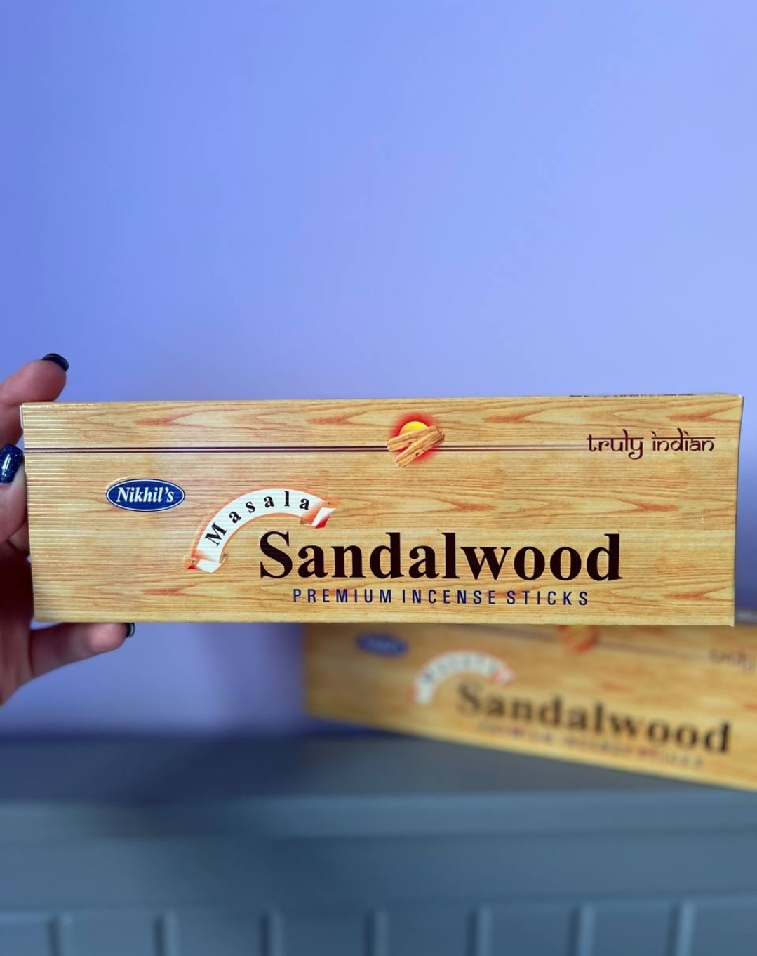 تصویر عود صندل‌وود با بسته‌بندی سنتی، رایحه‌ای چوبی برای مدیتیشن، یوگا و آرامش درونی