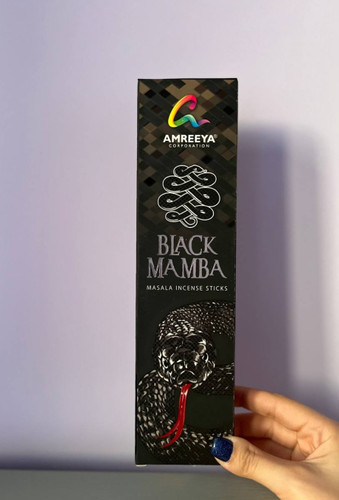 تصویر عود بلک مامبا با طراحی مشکی و لوکس، مناسب برای فضاهای خاص و رایحهای سنگین و انرژیزا