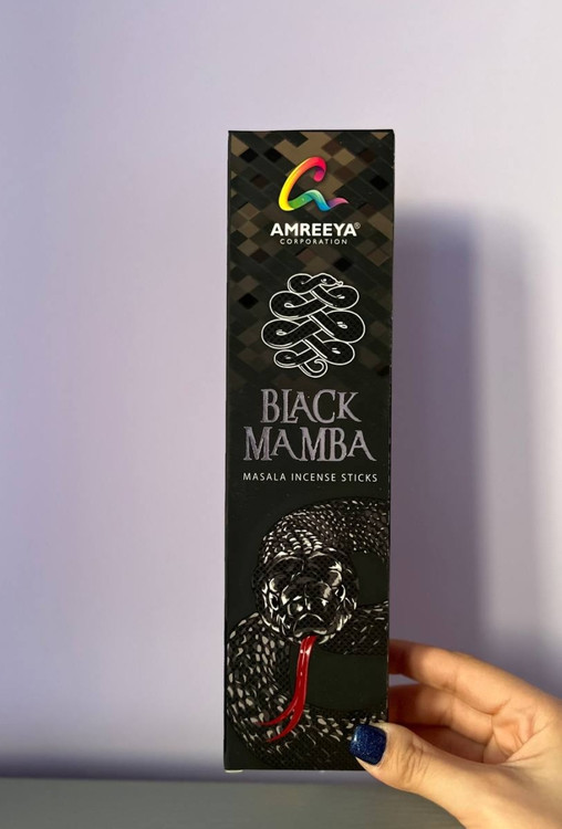 تصویر عود بلک مامبا با طراحی مشکی و لوکس، مناسب برای فضاهای خاص و رایحهای سنگین و انرژیزا