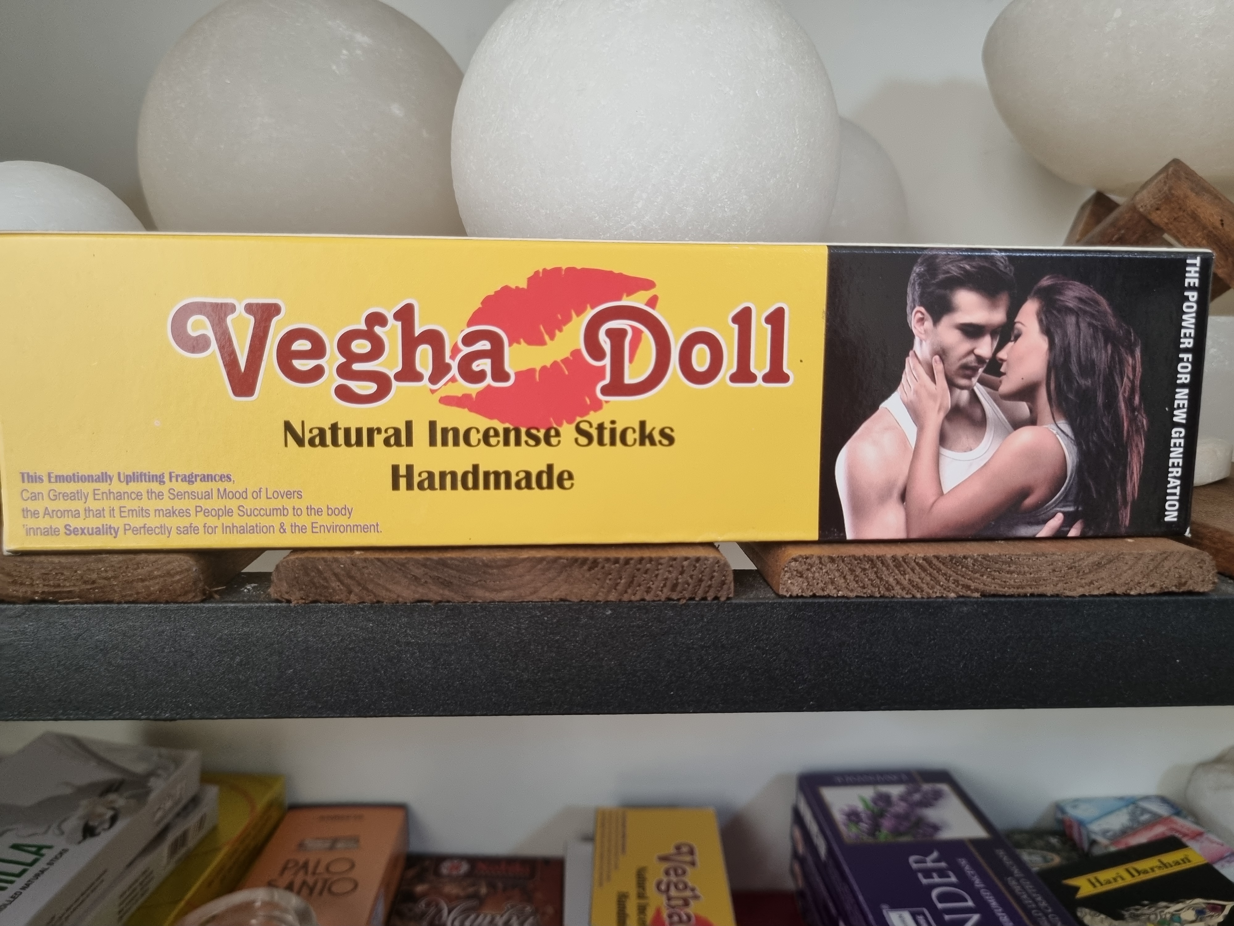 تصویر عود دست‌ساز وگادول با بسته‌بندی سنتی، مناسب برای مراقبه، یوگا و پاکسازی انرژی