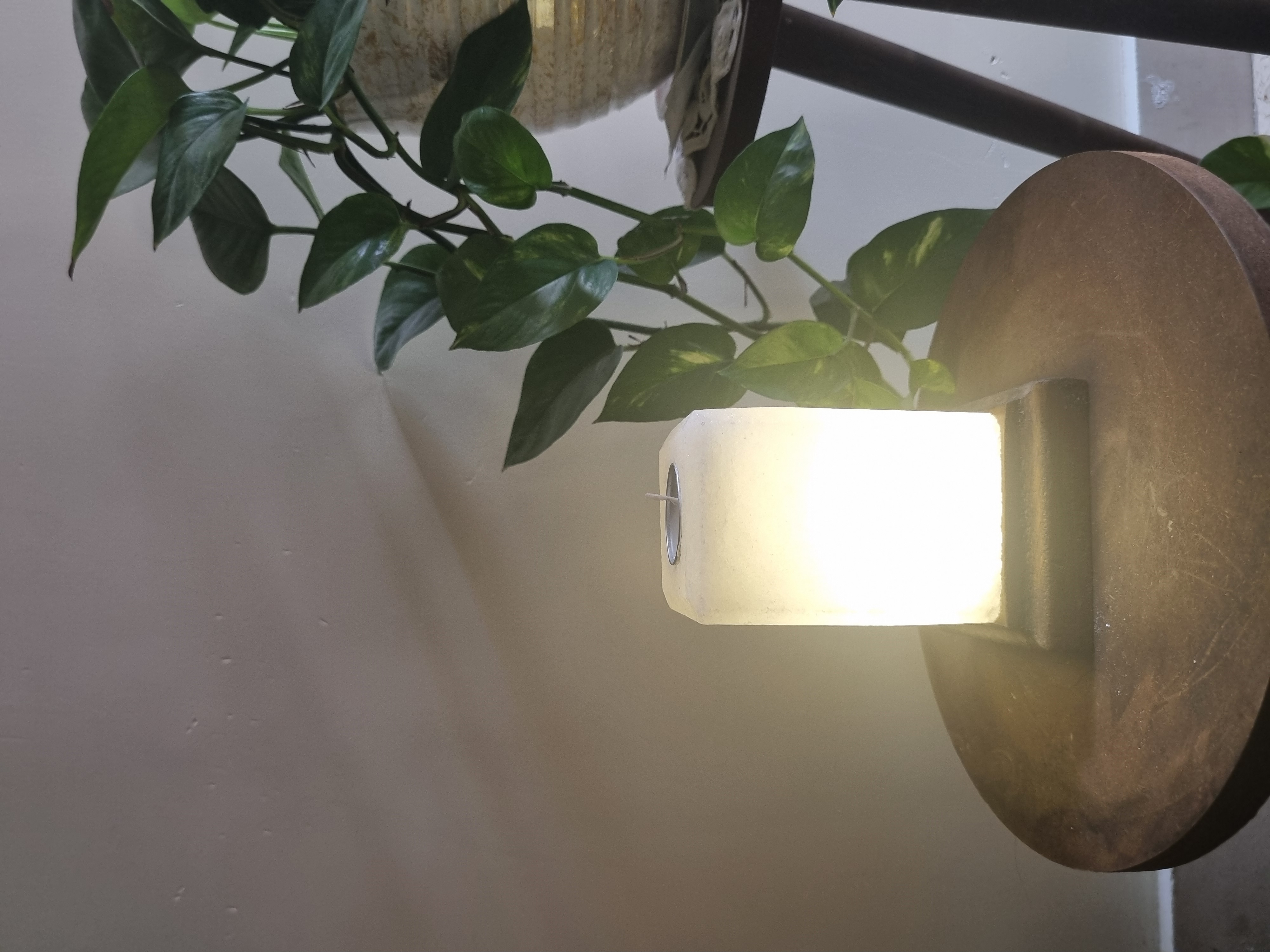 سنگ نمک اباژوری با پایه و چراغ