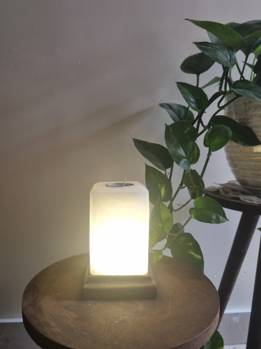 سنگ نمک اباژوری با پایه و چراغ