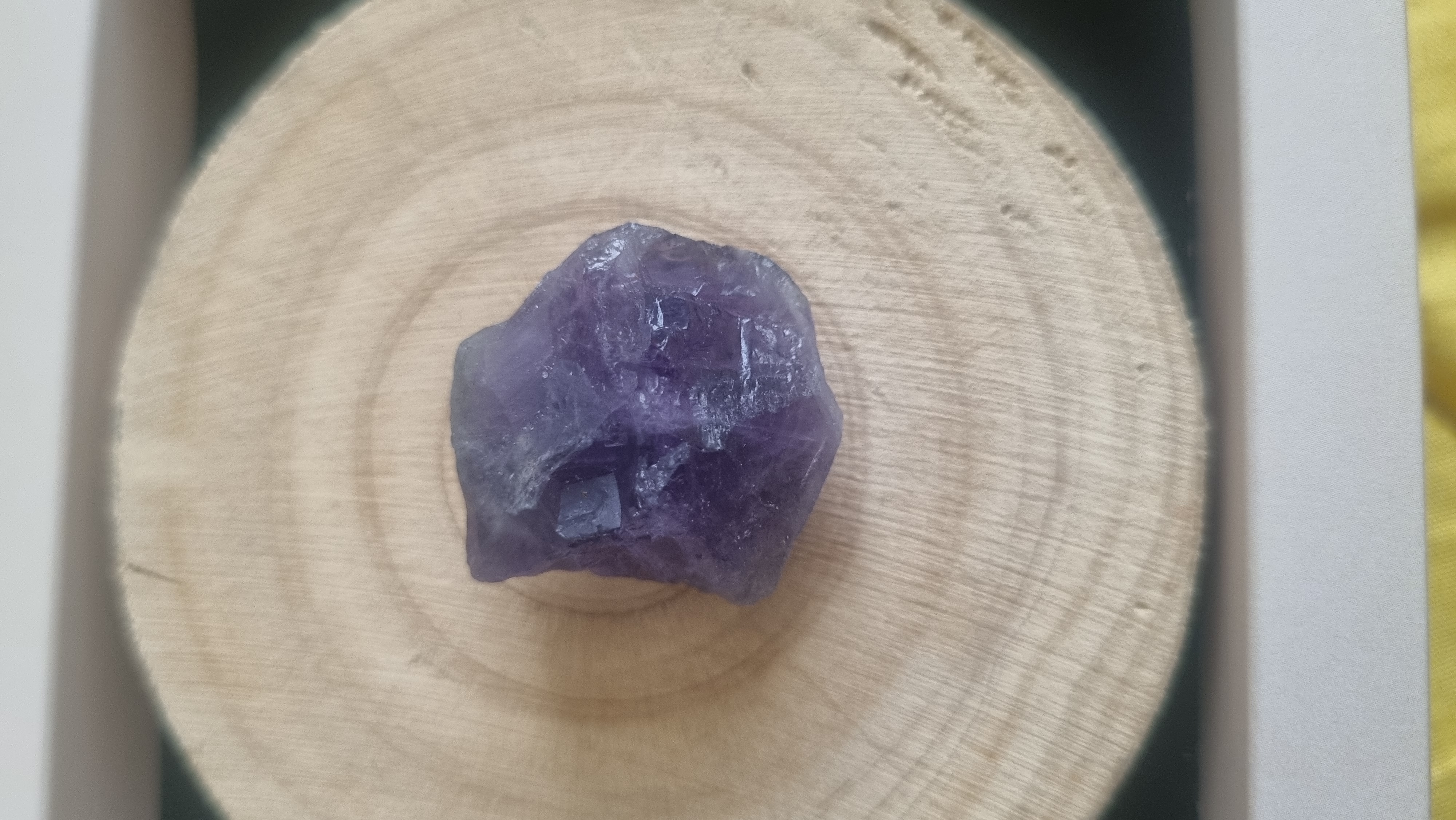 ویژگی‌های سنگ راف آمتیست  رنگ بنفش طبیعی و کاملاً ارگانیک  حفظ انرژی اولیه و خالص به دلیل خام بودن  مناسب برای پاکسازی و شارژ فضا  گزینه‌ای عالی برای دکور و کلکسیون سنگ  ارتعاش آرامش‌بخش و کمک به کاهش استرس و بی‌قراری