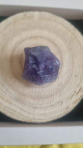 ویژگیهای سنگ راف آمتیست رنگ بنفش طبیعی و کاملاً ارگانیک حفظ انرژی اولیه و خالص به دلیل خام بودن مناسب برای پاکسازی و شارژ فضا گزینهای عالی برای دکور و کلکسیون سنگ ارتعاش آرامشبخش و کمک به کاهش استرس و بیقراری