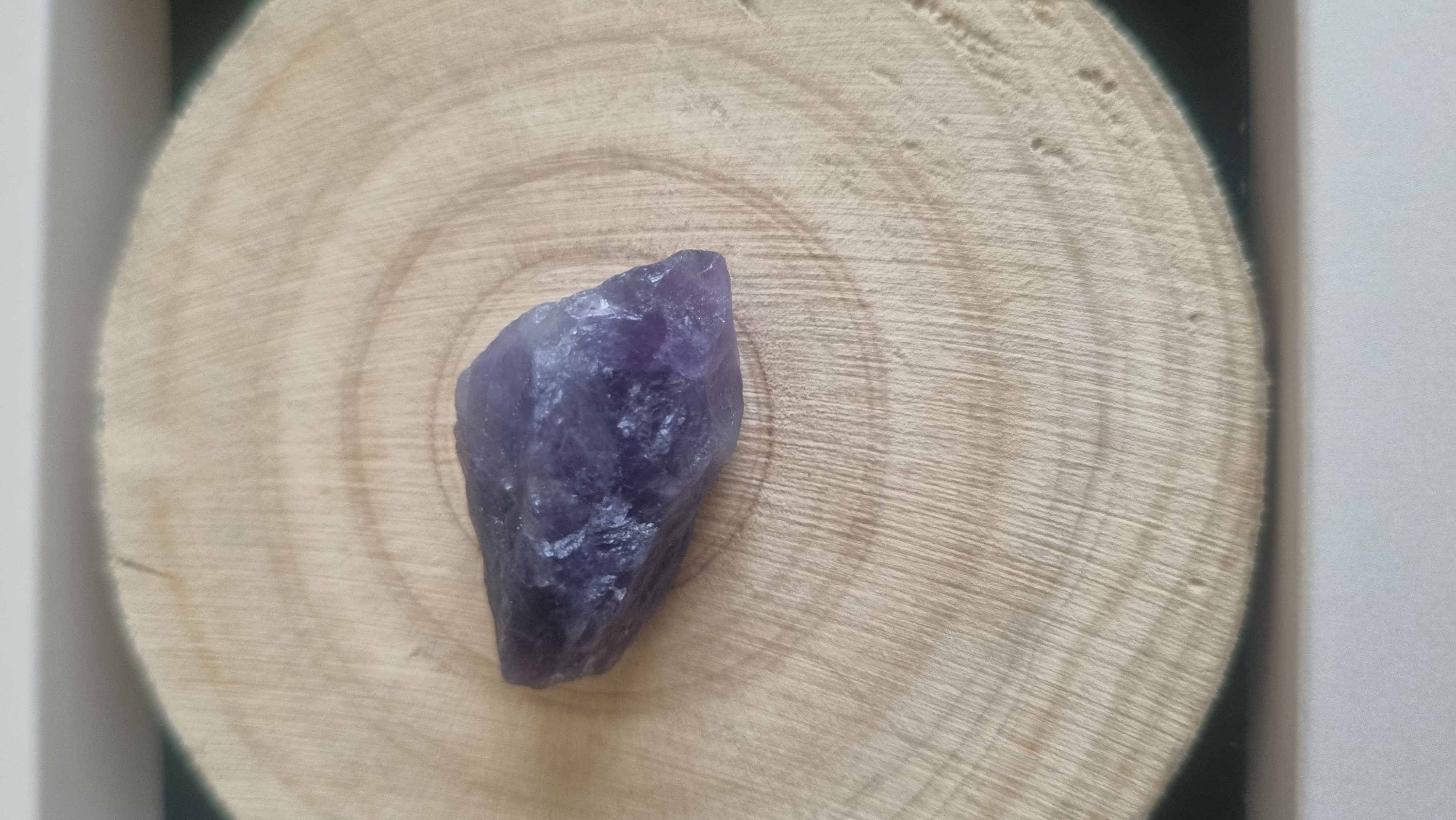 ویژگی‌های سنگ راف آمتیست  رنگ بنفش طبیعی و کاملاً ارگانیک  حفظ انرژی اولیه و خالص به دلیل خام بودن  مناسب برای پاکسازی و شارژ فضا  گزینه‌ای عالی برای دکور و کلکسیون سنگ  ارتعاش آرامش‌بخش و کمک به کاهش استرس و بی‌قراری