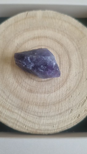 ویژگیهای سنگ راف آمتیست رنگ بنفش طبیعی و کاملاً ارگانیک حفظ انرژی اولیه و خالص به دلیل خام بودن مناسب برای پاکسازی و شارژ فضا گزینهای عالی برای دکور و کلکسیون سنگ ارتعاش آرامشبخش و کمک به کاهش استرس و بیقراری