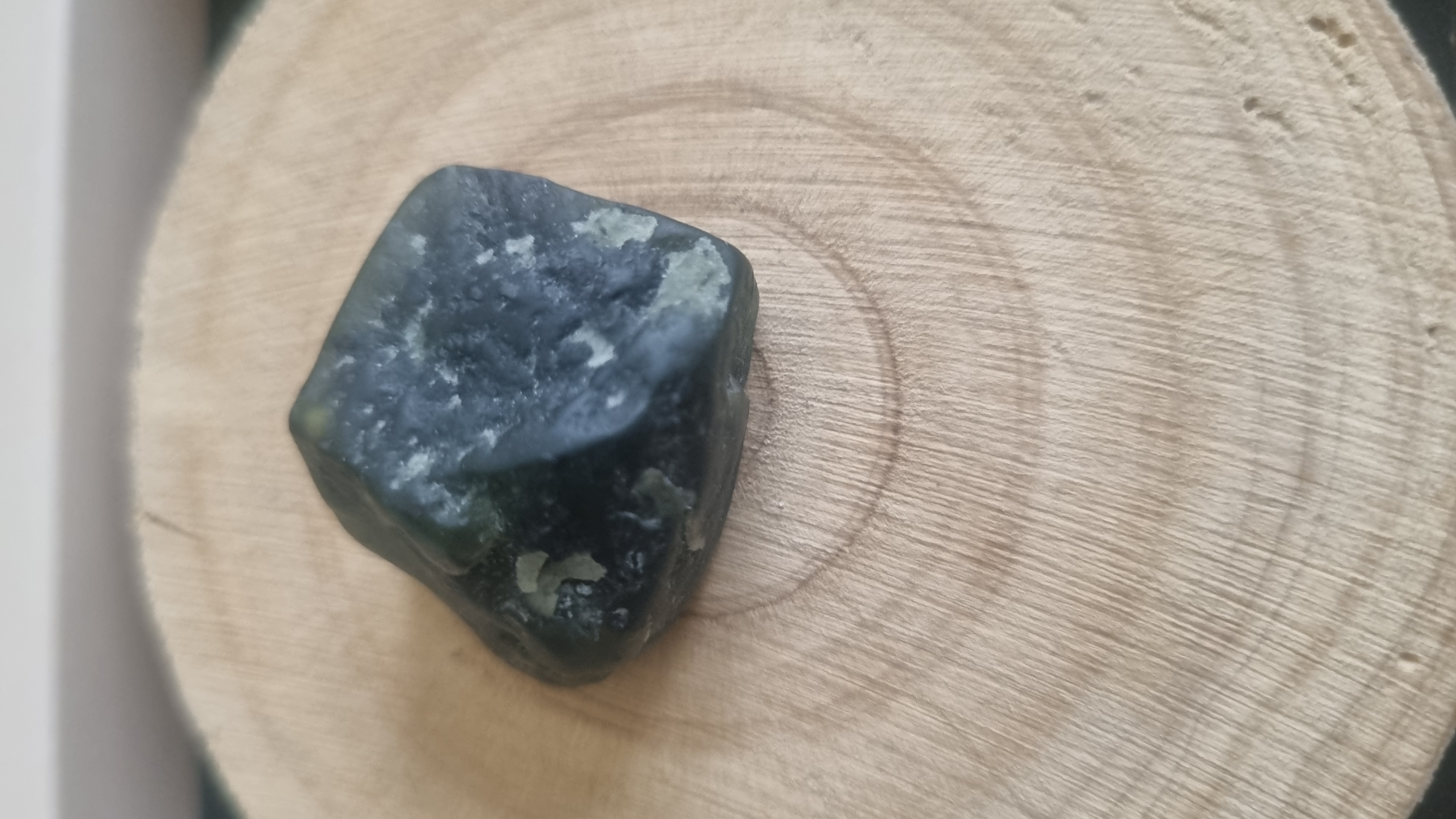 از مهم‌ترین خواص سنگ یشم راف:  جذب ثروت و رونق مالی  تقویت اعتمادبه‌نفس و آرامش درونی  پاکسازی انرژی‌های مانده در فضا  ایجاد حس تعادل، صلح و ثبات احساسی  کمک به جریان روان‌تر در کار و زندگی