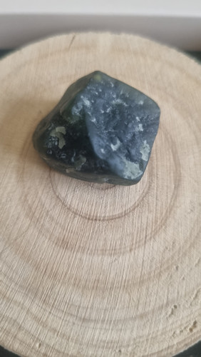 از مهمترین خواص سنگ یشم راف: جذب ثروت و رونق مالی تقویت اعتمادبهنفس و آرامش درونی پاکسازی انرژیهای مانده در فضا ایجاد حس تعادل، صلح و ثبات احساسی کمک به جریان روانتر در کار و زندگی