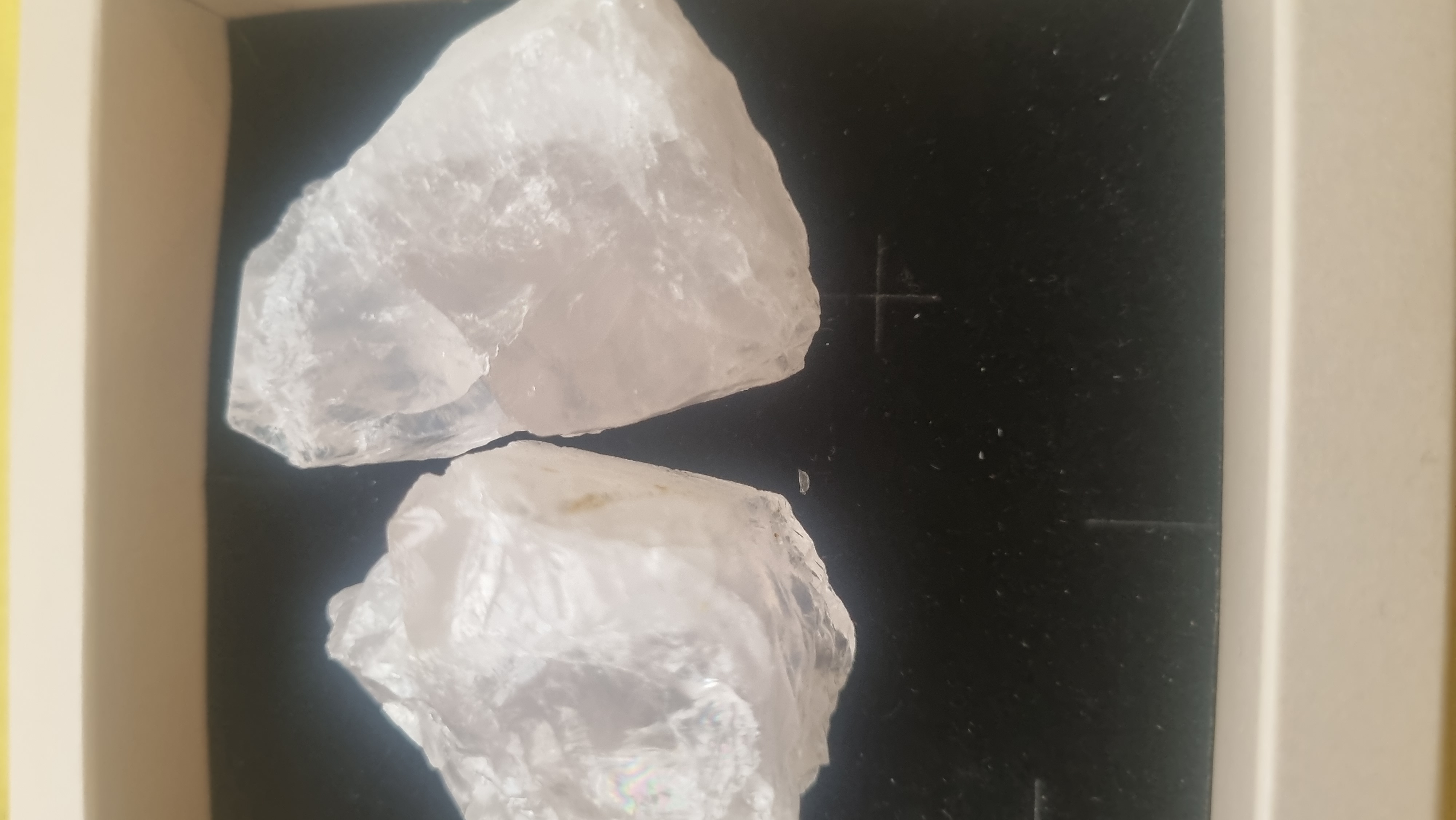 مهم‌ترین خواص رزکوارتز خام:  جذب عشق و تقویت روابط عاطفی  ایجاد آرامش احساسی و کاهش اضطراب  باز کردن چاکرای قلب و بالا بردن ارتعاشات احساسی  پاکسازی انرژی‌های سنگین و ایجاد حس امنیت  افزایش مهربانی، شفقت و خوددوستی