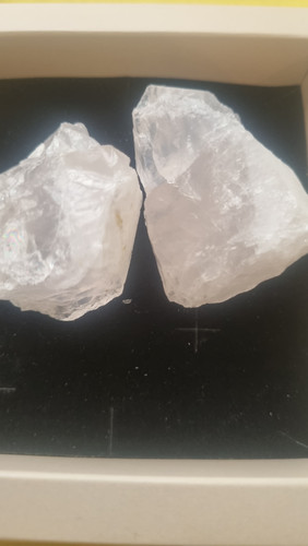 مهمترین خواص رزکوارتز خام: جذب عشق و تقویت روابط عاطفی ایجاد آرامش احساسی و کاهش اضطراب باز کردن چاکرای قلب و بالا بردن ارتعاشات احساسی پاکسازی انرژیهای سنگین و ایجاد حس امنیت افزایش مهربانی، شفقت و خوددوستی